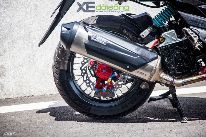 Knalpot MIVV ikut dipasang untuk menambah power Honda Vario sangar ini