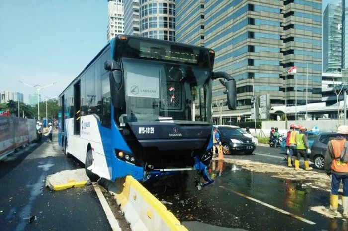 Armada Transjakarta Koridor 1 Blok M-Kota menabrak separator di Jalan Jenderal Sudirman ke arah Bundaran Senayan, Selasa (9/10/2018).