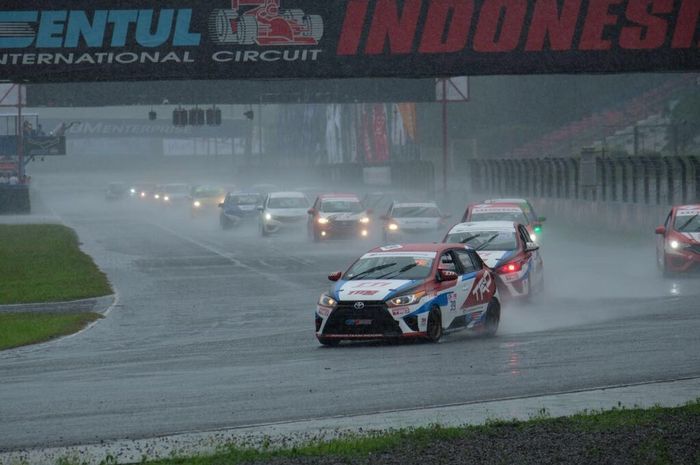  Balap Touring kelas ITCC tetap dilaksanakan walaupun hujan masih mengguyur lintasan balap Sirkuit Sentul, Bogor.