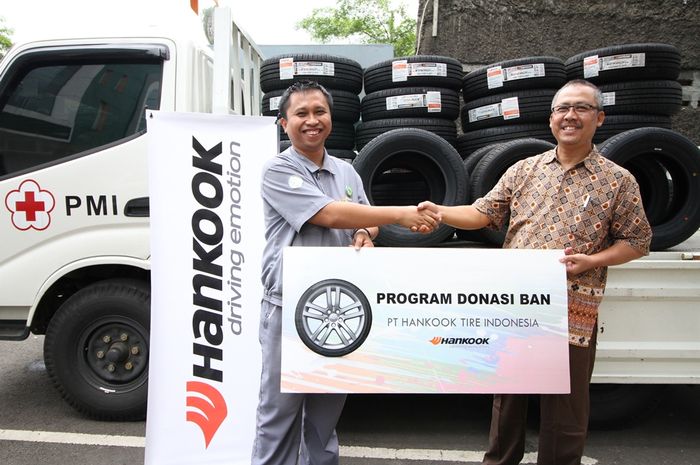 Mahendra, Corporate Management Team Hankook Tire Indonesia (kiri) dan Didi Suardi, Kepala Bagian Ker