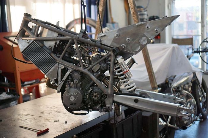Proses pembuatan tangki almu KTM 950 Supermoto  besutan Hazan Motorworks