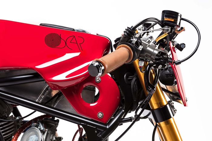 Ducati 750 Sport Untuk ulang tahun Alpinestar ke-55 hasil desain Michael Woolaway