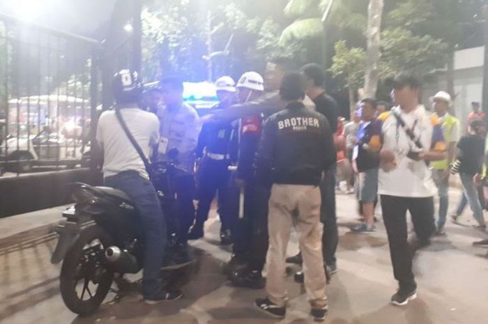 Sebuah keributan terjadi di pintu 5 GBK pada Jumat (31/9/2018) sekitar pukul 21.50