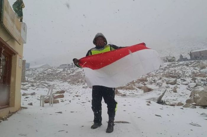 Gunadi, penjelajah dari Indonesia berhasil mengibarkan merah putih di  Himalaya