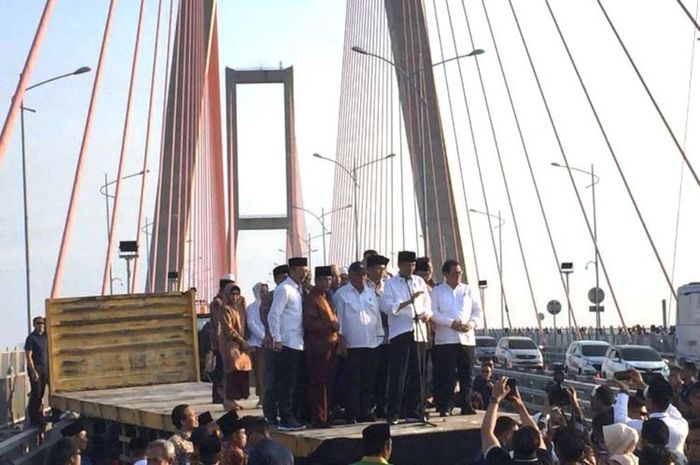 Presiden Joko Widodo saat meresmikan pembebasan tarif Tol jembatan Suramadu di atas truk logistik, Sabtu (27/10/2018)