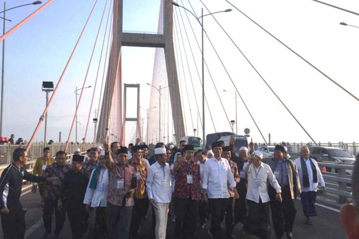 Presiden Joko Widodo meresmikan pembebasan tarif Jembatan Suramadu, Sabtu (27/10/2018).