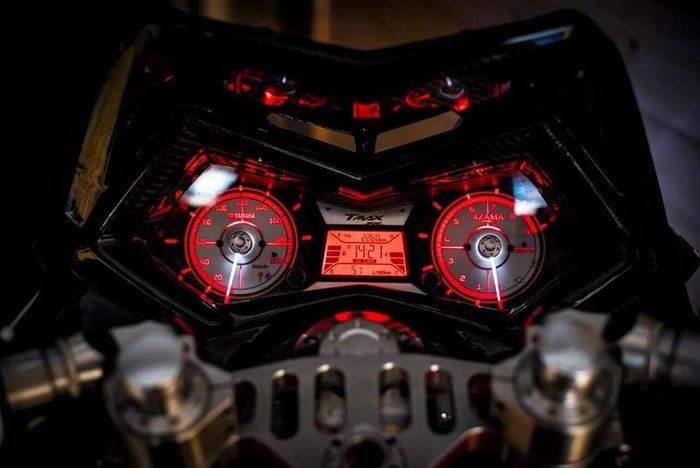 Speedometernya bernuansa serba merah