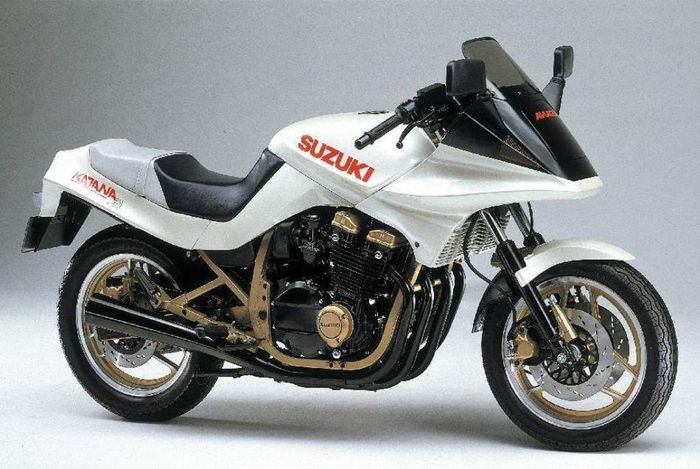 Tampilan standard Suzuki GSX750S3 1984 yang punya fairing unik, dilansir oleh www.motorcyclespecs.co.za