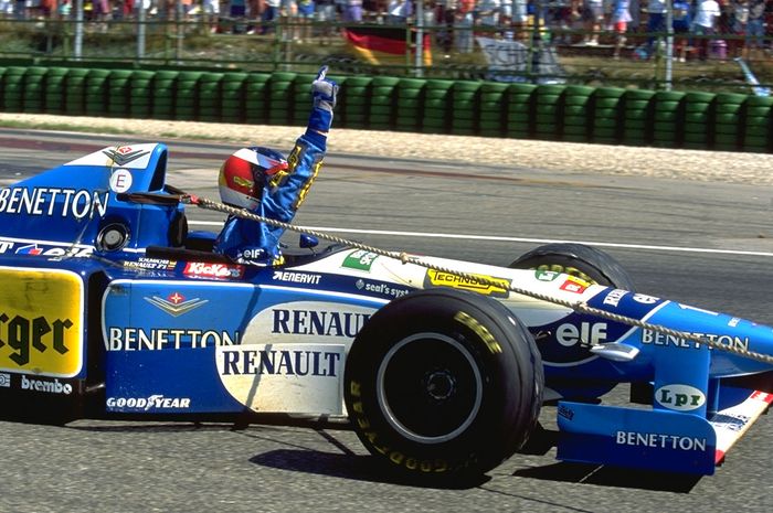 Michael Schumacher jadi pembalap Jerman pertama yang menang di GP F1 Jerman, melakukan selebrasi  dengan mobil yang diderek pada 1995