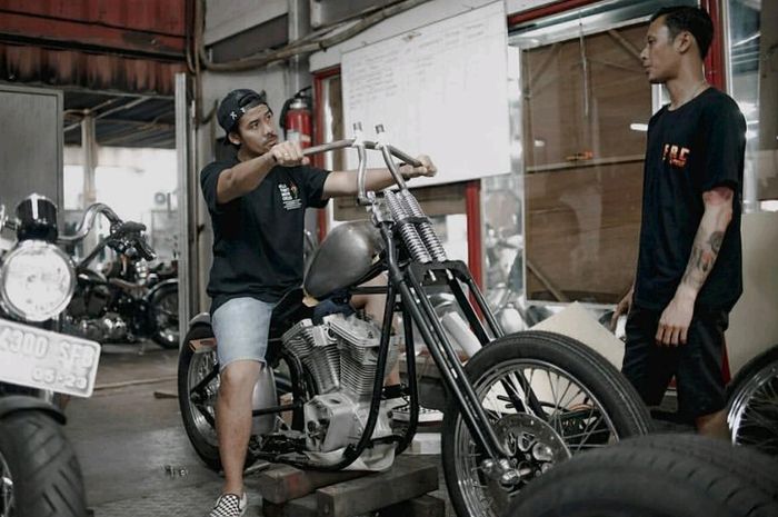 Chicco Jerikho punya beberapa koleksi motor klasik