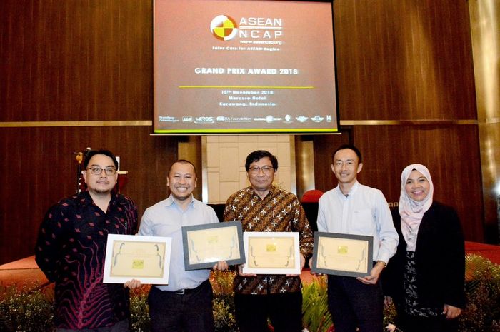 Toyota menerima penghargaan dari ASEAN NCAP