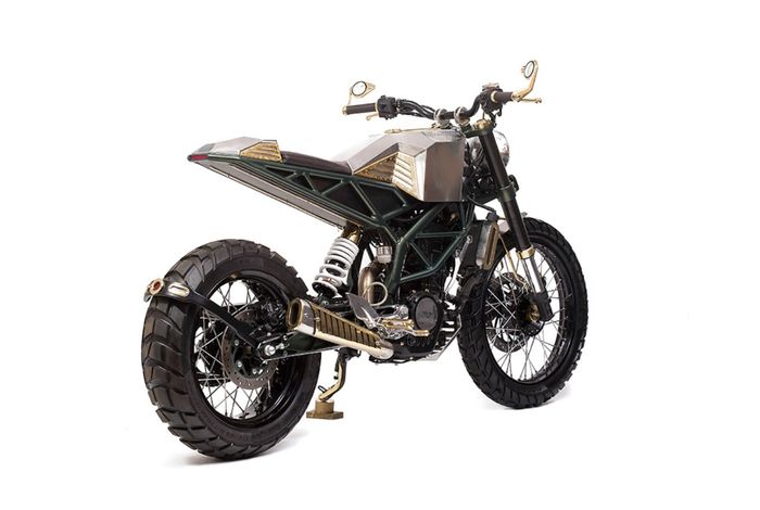 KTM Duke 200 custom scrambler dengan bodi serba dilapis kuningan bikinan Mean Green Customs, dilansi