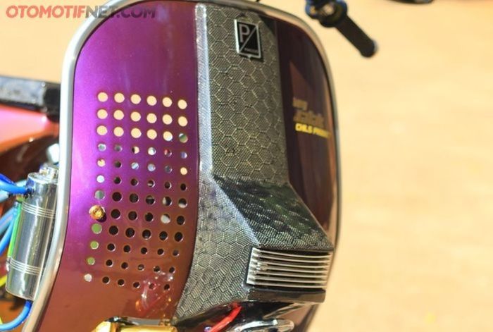 Hidung dibalut carbon kevlar dengan motif heksagonal