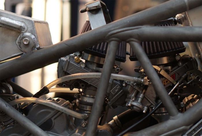 Karbu Keihin FCR 41 di KTM 950 Supermoto besutan Hazan Motorworks