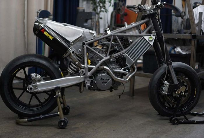 Proses setengah jadi KTM 950 Supermoto besutan Hazan Motorworks