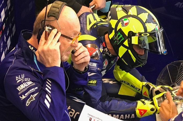 Valentino Rossi dan kru tim Movistar Yamaha