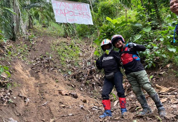 Peserta berpose di tanjakan Kapolres yang ekstrim