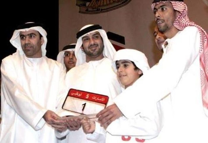 Saeed Abdek Ghaffar Khouri (paling kanan), pemilik pelat nomor 