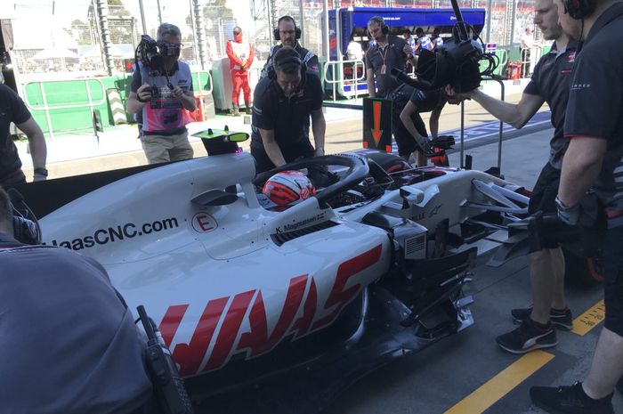 Pembalap tim Haas, Kevin Magnussen sempat tergelincir keluar trek saat latihan bebas pertama F1 Australia 2018