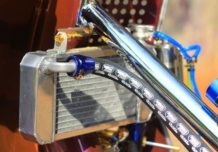 Radiator aluminium menguatkan kesan racy