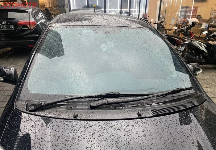 Air sulit hilang di kaca depan mobil saat hujan karena ini penyebabnya.
