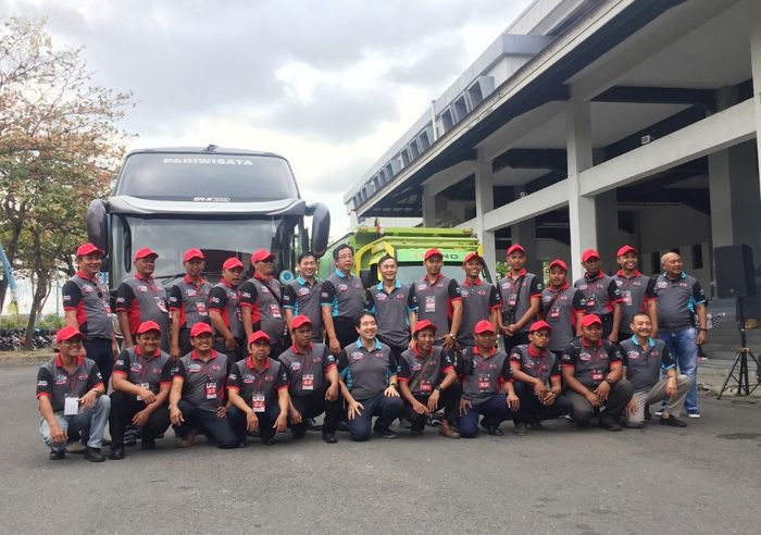 Selain sopir truk, para sopir bus juga diajak untuk ikut dalam Hino Safety Driving Competition