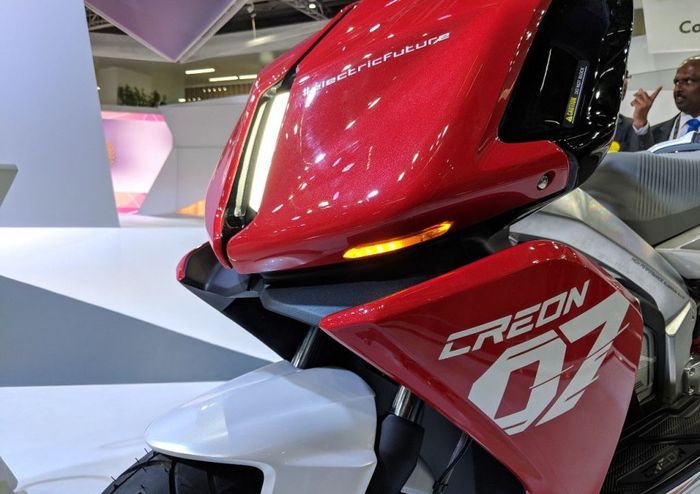 Tampilan panel depan concept bike TVS Creon pada ajang Auto Expo 2018