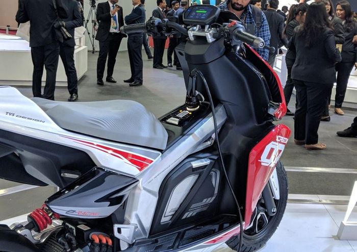Tampilan dek dari samping kanan concept bike TVS Creon pada ajang Auto Expo 2018