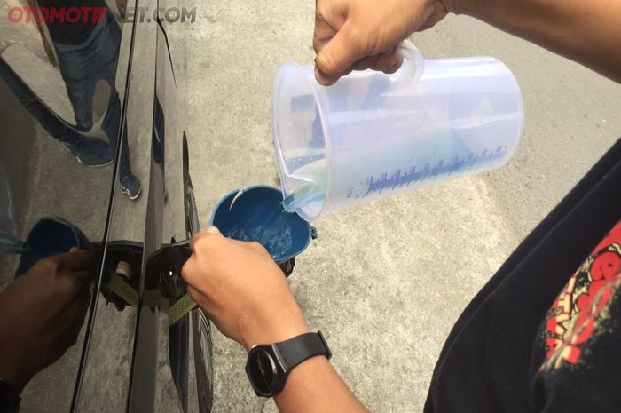 Nissan Serena saat diisi BBM dengan gelas ukur