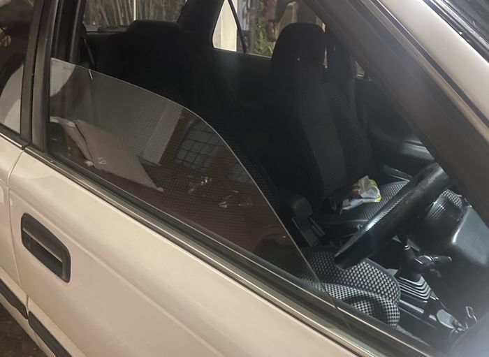 Ilustrasi buka kaca jendela mobil