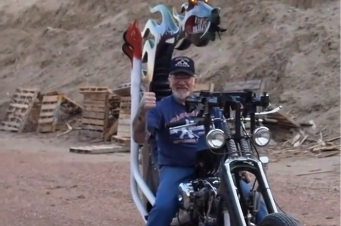 Paman paruh baya dengan Harley-Davidson yang bisa memuntahkan api dan peluru