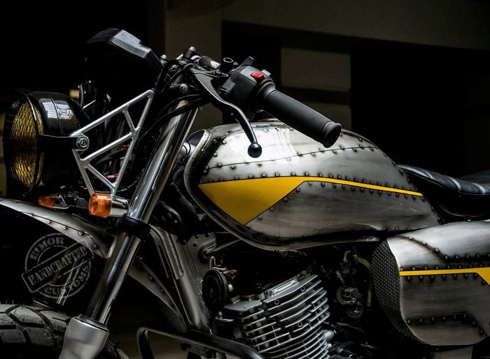 Warna yang dibuat seolah-olah besi mentah terlihat sangat mengesankan