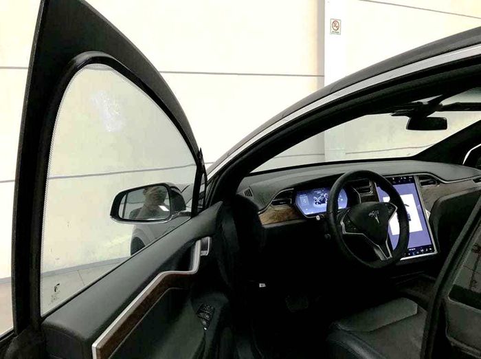 Interior Tesla Model X yang dibuat menjadi tahan peluru, masih tampakasli