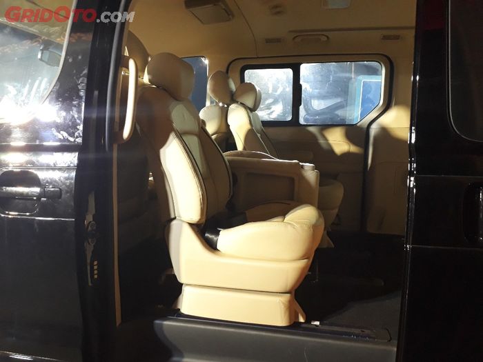 Bangku baris kedua Hyundai H-1 punya fitur Row Swivel Seat