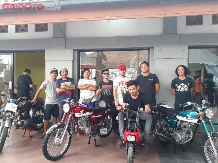 Kumpulan pedagang motor klasik asal Bandung di Otobursa Tumplek Blek 2018
