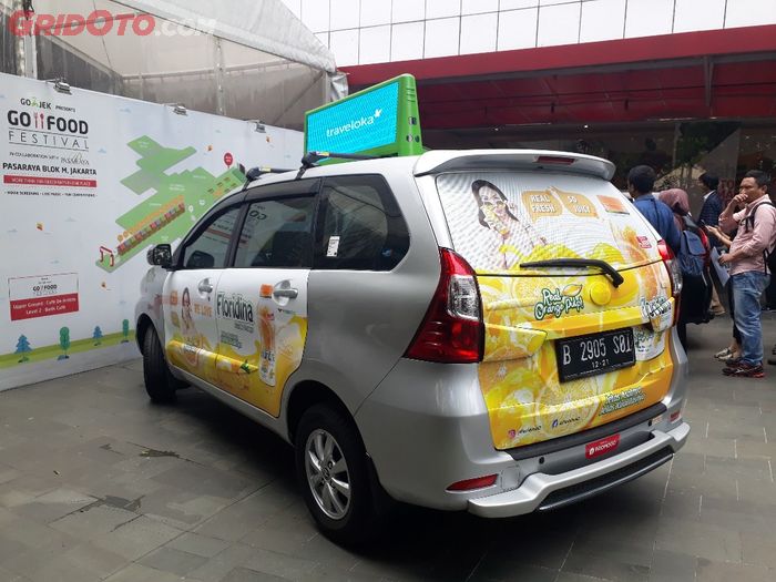 Ilustrasi mobil driver Go-Jek yang sudah dipasangi iklan