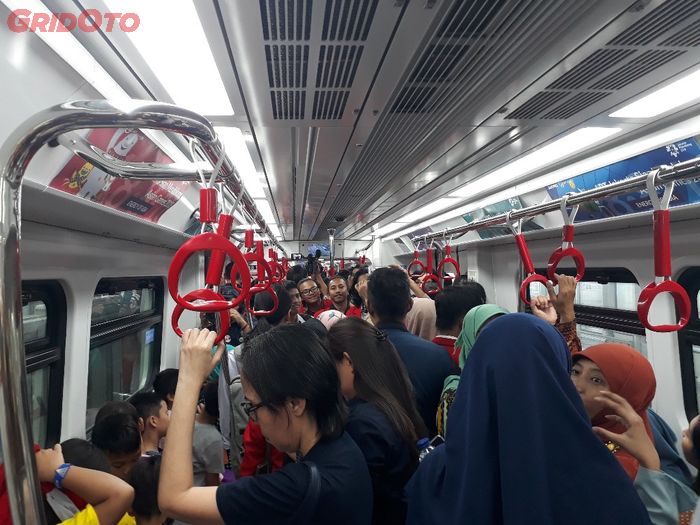 Warga antusias mengikuti uji coba LRT Jakarta