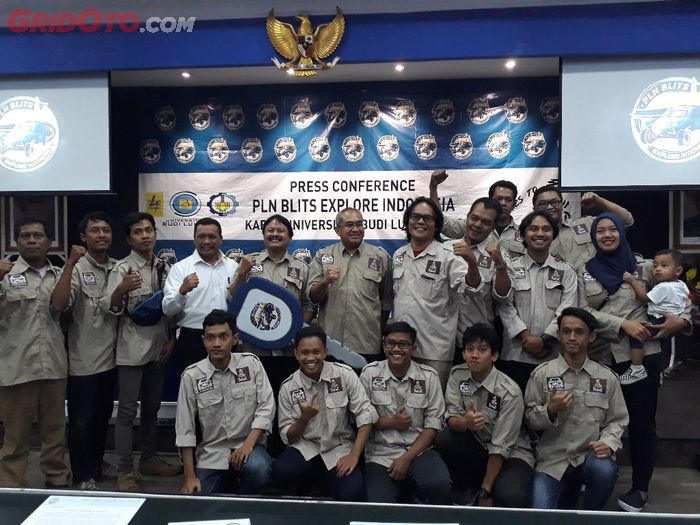 Sebanyak 10 orang dari tim Blits akan ikut keliling Indonesia untuk uji coba mobil listrik