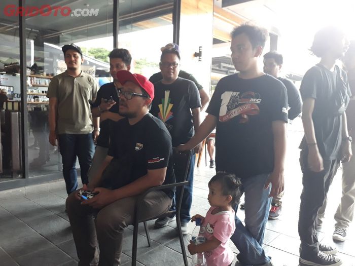Pengunjung umum meramaikan kompetisi main PS4 di Yamaha Customaxi 2018