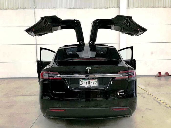 Tampak belakang Tesla Model X armored vehicle garapan Centur Security