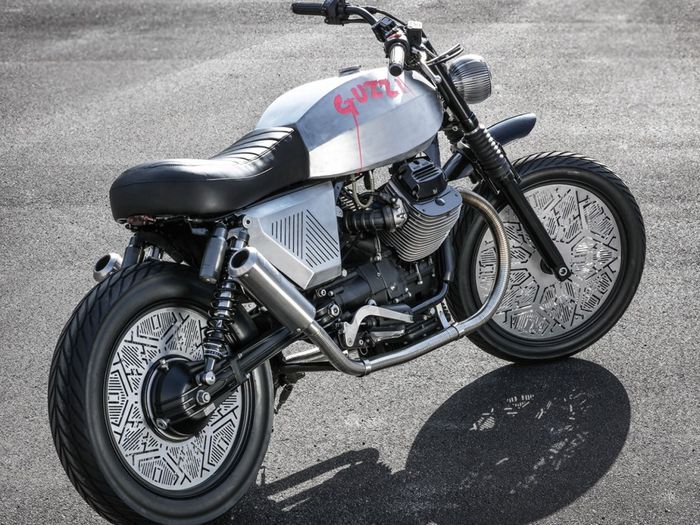 Moto Guzzi V7 &ldquo;Tomoto&rdquo; Karya desainer Tom Dixon dan Stefano Venier