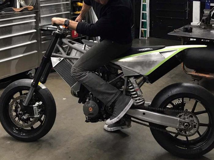 Ergonomi berkendara KTM 950 Supermoto  besutan Hazan Motorworks