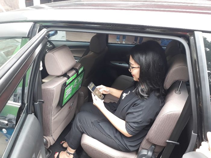 Mobil driver Go-Jek yang telah memasang iklan dilengkapi juga engan WiFi