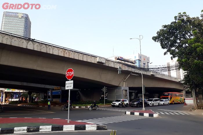 Perempatan di Jl. HR. Rasuna Said, Jakarta Selatan terpantau lengang