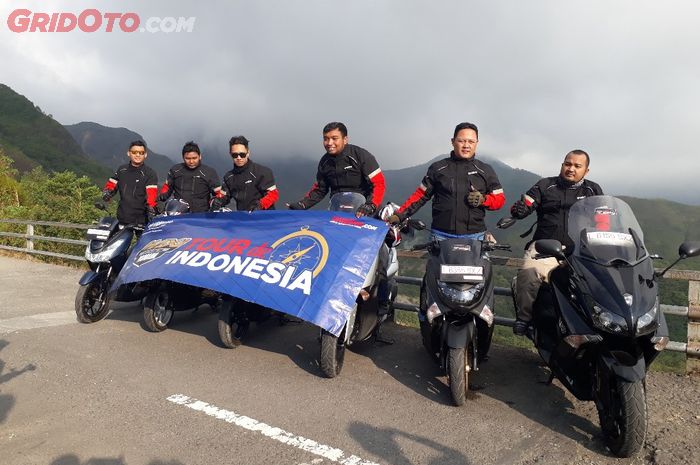 Rombongan team east MAXI YAMAHA tiba di kawah Gunung Kelud