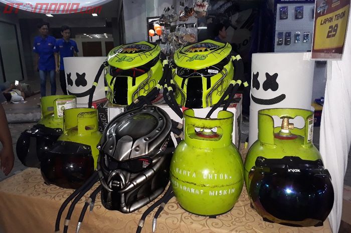 Iphank Popo, toko yang menjual helm model gas elpiji 3 kg di Otobursa Tumplek Blek 2018