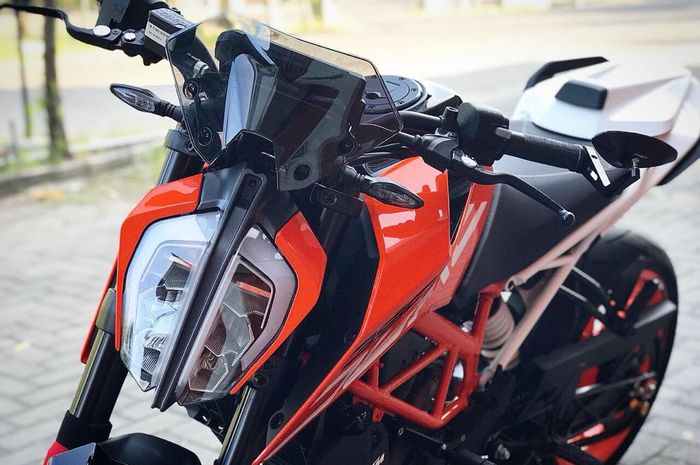 Windshield original KTM Powerparts terpasang di KTM New Duke