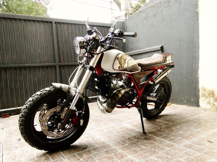 Yamaha DT180 custom street tracker milik Robinson Cristian Santos, dilansir oleh Bikebound.com