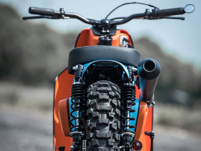 Honda Super Cub Siap main tanah dengan oprekan kaki-kaki