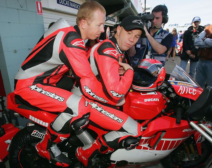 Randy Mamola sedang memberi pengarahan kepada peserta yang akan diajaknya ngebut. Fans MotoGP yang dibonceng maksimal memiliki berat badan maksimum 90 kg dan tinggi tidak melebihi 190 cm